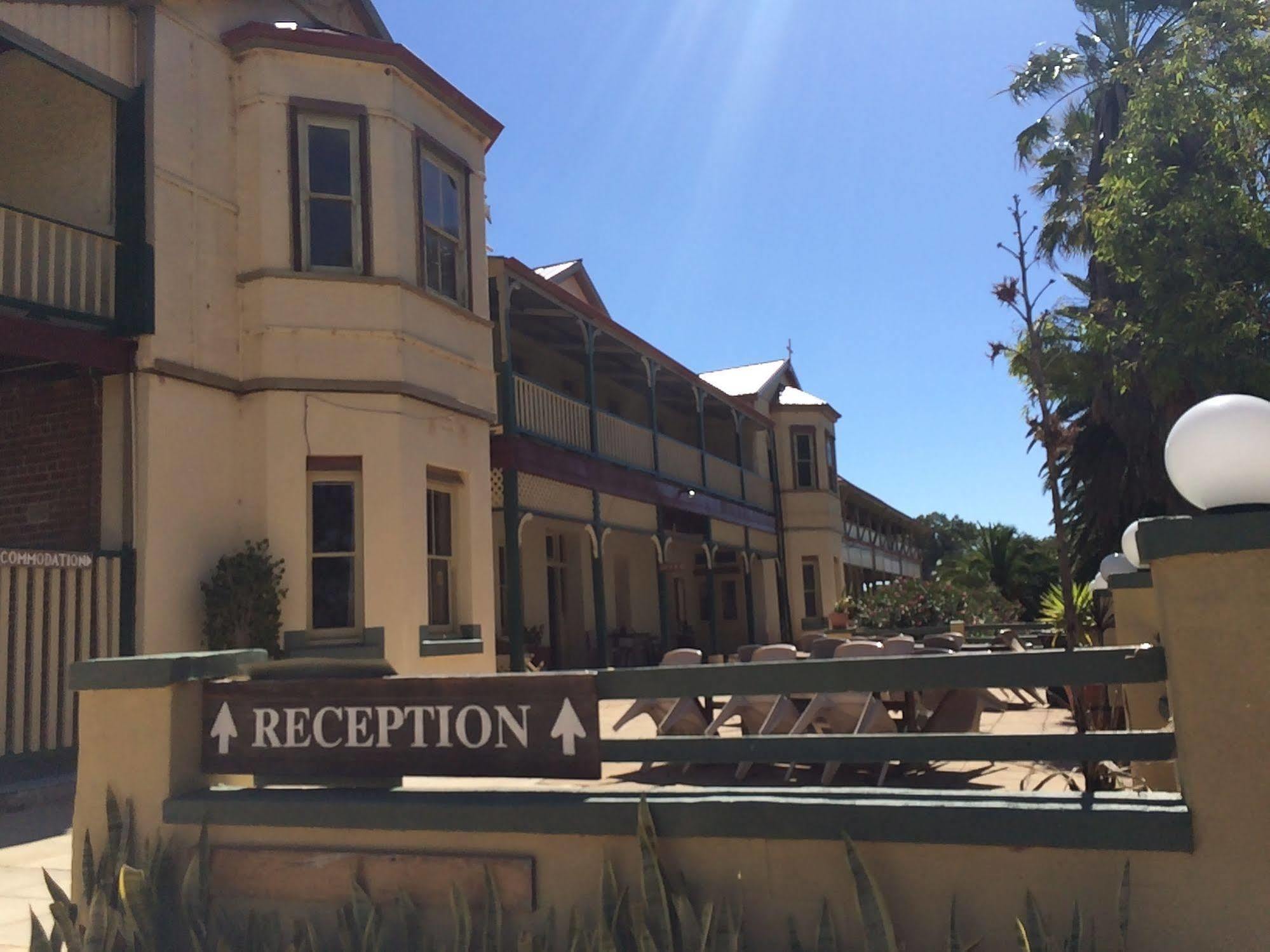 The Priory Hotel Dongara Eksteriør billede